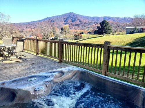 Big View of Cove Mountain! Pool, Air Hockey, Arcade, Hot Tub! No Stairs/Big Yard