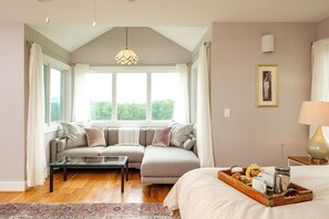 5 habitaciones, escritorio y tabla de planchar con plancha 