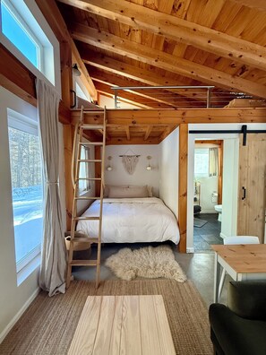 Iron/ironing board, bed sheets - Honeycrisp Cottage - A Tiny Timberframe (Putney)