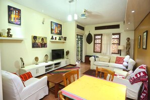 TV, fireplace - Captivating 2-Bed Cottage in Kampala (kampala)