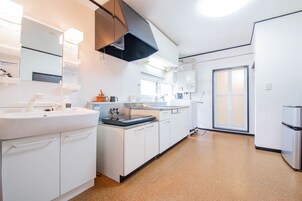 Apartamento básico | Cocina privada | Frigorífico grande, microondas, placa de cocina y arrocera