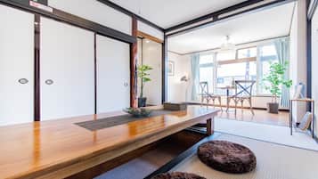 Basic Condo | Living area