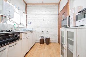 House | Private kitchen | Full-size fridge, microwave, stovetop, toaster - TARUNE (Otaru)