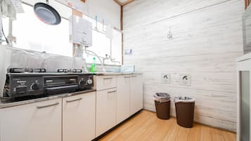 Casa | Cocina privada | Refrigerador con congelador, microondas, parrilla de estufa y tostadora