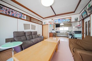 House | Living area | Flat-screen TV, video-game console - GUESTHOUSE CHIYOGAOKA (Asahikawa)