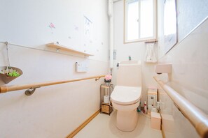 Hus | Bad | Hårføner, bidé, såpe og sjampo