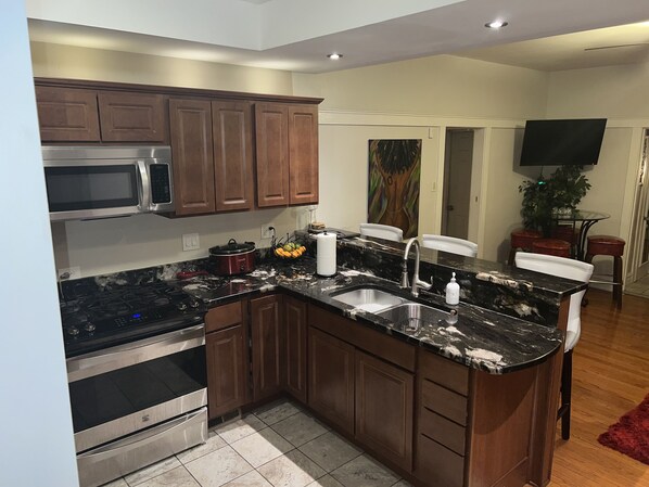 Refrigerador, microondas, horno y parrilla de estufa 