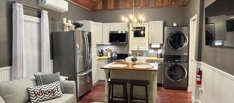 Kyle Field Cottage, quiet and private, right in the Historic District