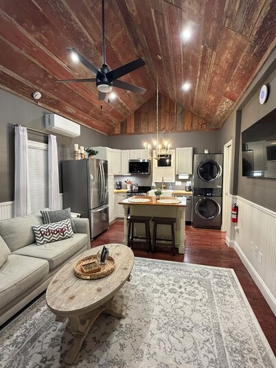 Kyle Field Cottage, quiet and private, right in the Historic District