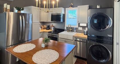 Kyle Field Cottage, quiet and private, right in the Historic District