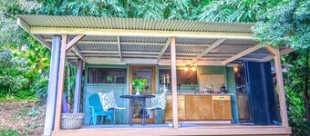 Cabin in Kealakekua with kitchen