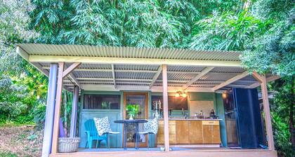 Cabin in Kealakekua with kitchen