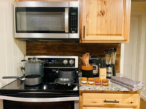 ثلاجة، ميكروويف، فرن، موقد طهي مسطح