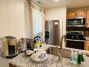 Geladeira, micro-ondas, fogão, cooktop