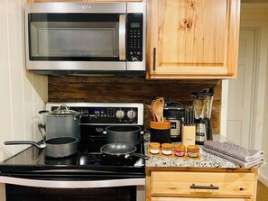 ثلاجة، ميكروويف، فرن، موقد طهي مسطح