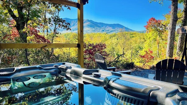 Un jacuzzi con vistas a un paisaje montañoso.