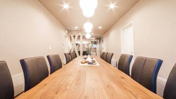 Casa | Cocina privada | Refrigerador con congelador, microondas, parrilla de estufa y arrocera