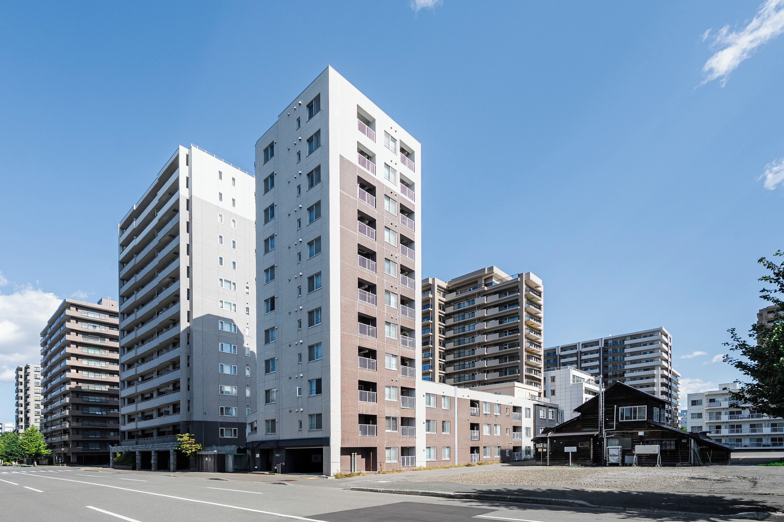 Un immeuble résidentiel à plusieurs étages, doté d’une architecture moderne, de balcons et d’un toit plat.