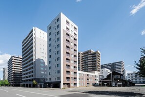 A multi-story residential building with a modern architectural design, featuring balconies and a flat roof. - CLASSE CINQ (Sapporo)