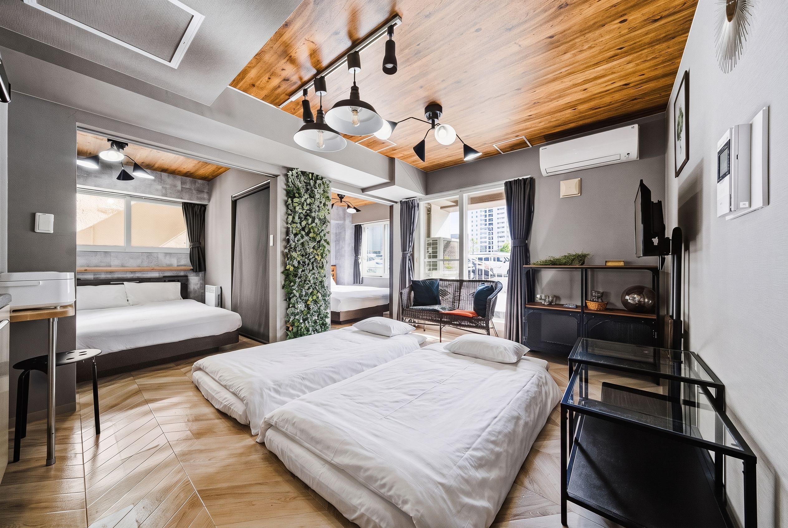 Un dormitorio moderno con una cama grande, un escritorio y vistas a la ciudad.