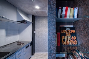 Chambre Romantique Double ou avec lits jumeaux | Cuisine privée | Grand réfrigérateur, micro-ondes, plaque de cuisson, grille-pain