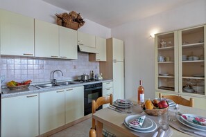 Refrigerador, horno, parrilla de estufa y cafetera y tetera 