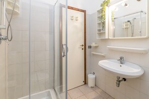 Dusche, Bidet, Handtücher