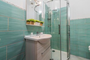 Shower, bidet, towels