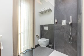 Douche, séchoir à cheveux, serviettes fournies