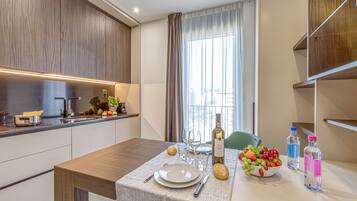 Réfrigérateur, micro-ondes, plaque de cuisson, cafetiÚre/bouilloire