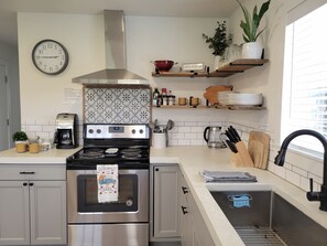 Refrigerador, microondas, horno y parrilla de estufa 