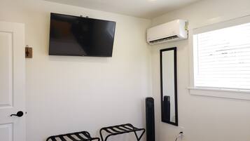 1 Schlafzimmer, Schreibtisch, Bügeleisen/Bügelbrett, Reisekinderbett