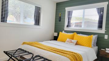 1 dormitorio, escritorio, tabla de planchar con plancha y cuna de viaje