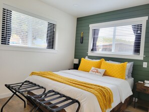 1 Schlafzimmer, Schreibtisch, Bügeleisen/Bügelbrett, Reisekinderbett