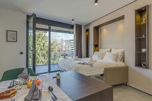 Espacio para trabajar con laptop y tabla de planchar con plancha 