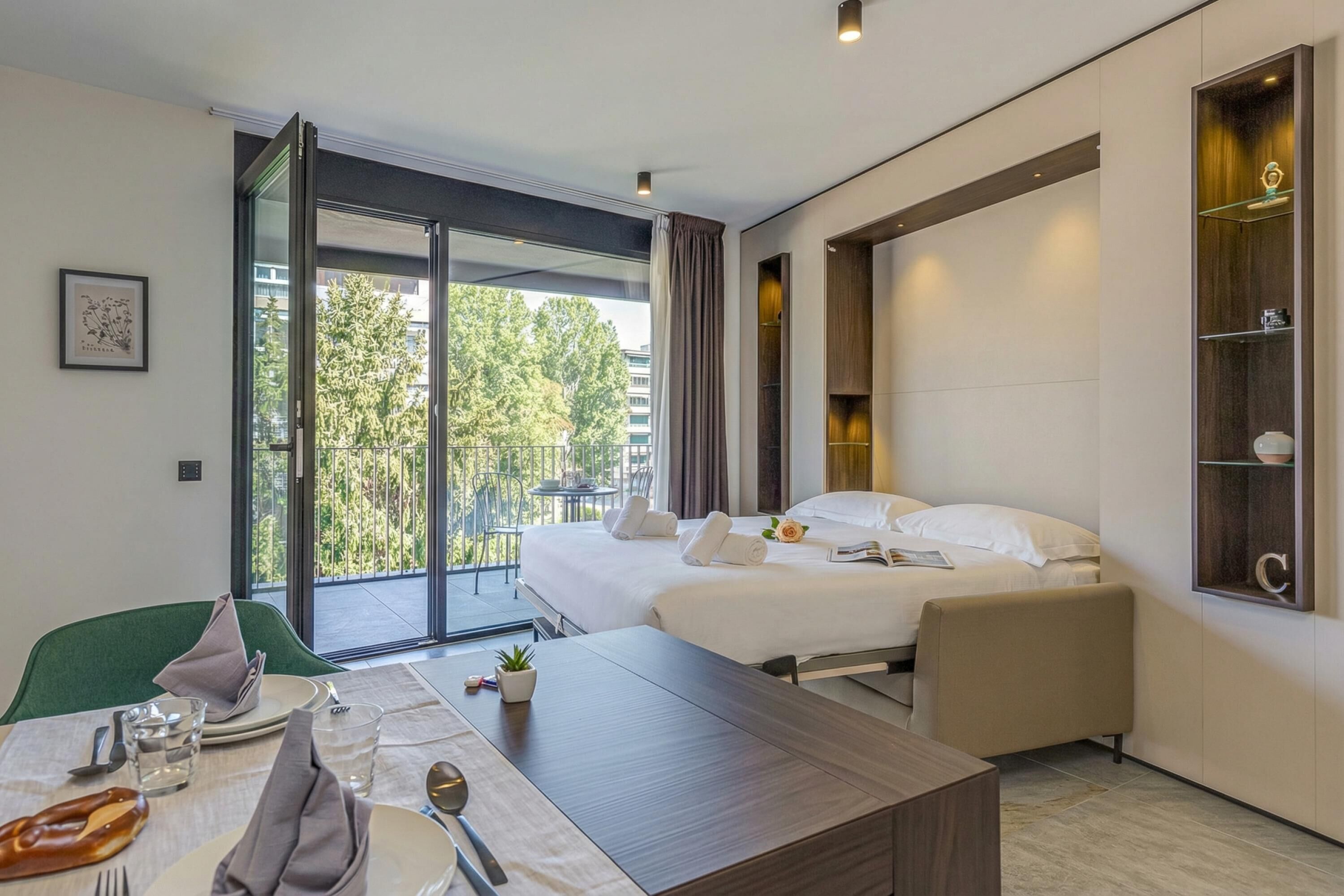 ノートパソコン用作業スペース、アイロン / アイロン台、WiFi (無料)、ベッドシーツ