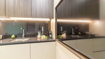 Réfrigérateur, micro-ondes, plaque de cuisson, cafetiÚre/bouilloire