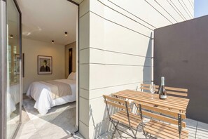 Tabla de planchar con plancha, wifi gratis y ropa de cama 