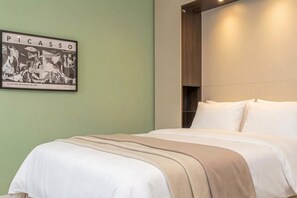 Iron/ironing board, free WiFi, bed sheets
