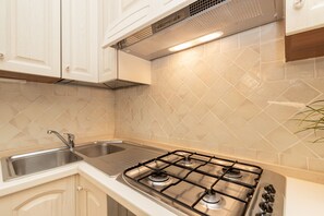 Fridge, oven, stovetop, coffee/tea maker - Il Borgo VIP D8 700m From The Beach, Porto San Paolo, Italy (Porto San Paolo)