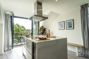 Kühlschrank, Mikrowelle, Ofen, Herdplatte