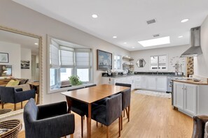 Dining - Cute, coastal cottage centrally located near beaches and Disneyland (Costa Mesa)