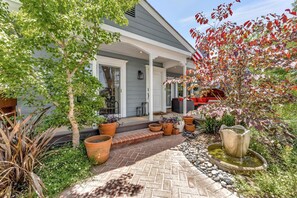 Exterior - Cute, coastal cottage centrally located near beaches and Disneyland (Costa Mesa)