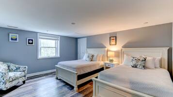 3 bedrooms, iron/ironing board, internet, bed sheets