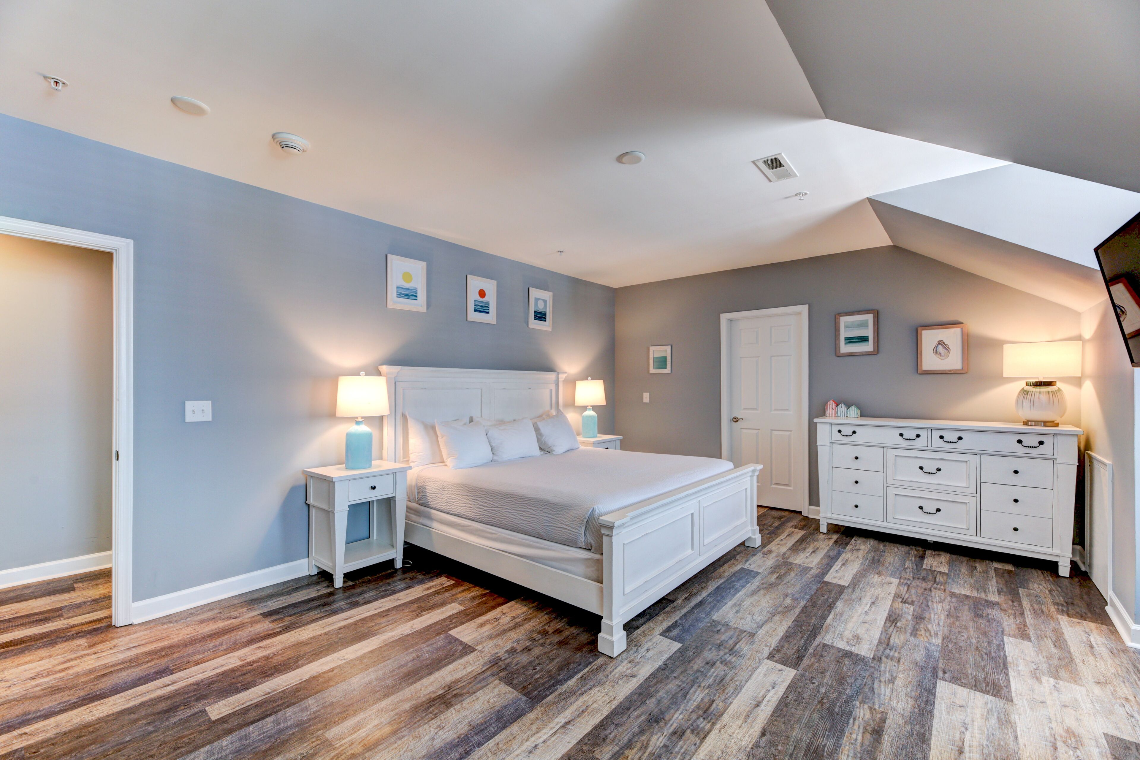 3 habitaciones, tabla de planchar con plancha, internet y ropa de cama 