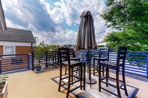 Outdoor dining - Downtown condo near the ocean with WiFi, rooftop deck, central AC, & washer/dryer (Rehoboth Beach)