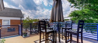 Downtown condo near the ocean with WiFi, rooftop deck, central AC, & washer/dryer