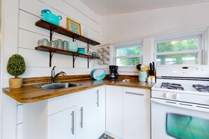 Fridge, microwave, oven, stovetop - Downtown condo near the ocean with WiFi, rooftop deck, central AC, & washer/dryer (Rehoboth Beach)