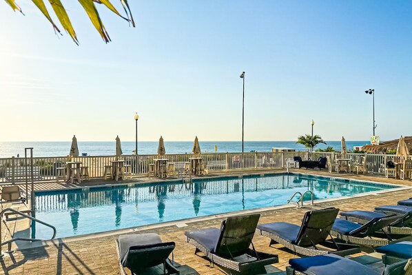 Pool - Condo near the ocean with pool, grill, courtyard, washer/dryer, & AC (Rehoboth Beach)