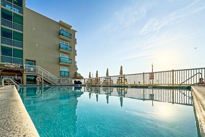 Condo near the ocean with pool, grill, courtyard, washer/dryer, & AC